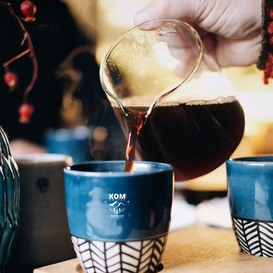 Café filtrado, vertido en una taza de komcoffee